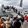 Chuyến bay chở khách đầu tiên từ Mỹ tới Cuba của hãng hàng không Continental Airlines, hạ cánh xuống sân bay Jose Marti, Cuba, năm 2001. (Nguồn: AP)