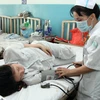 Thăm khám bệnh nhân điều trị sốt xuất huyết tại bệnh viện Nhiệt đới Thành phố Hồ Chí Minh. (Ảnh: Phương Vy/TTXVN).