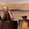 Hai người đàn ông đứng bên cạnh các thùng phuy đựng dầu thô ở Raqqa, Syria. (Nguồn: Reuters)