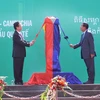 Thủ tướng Nguyễn Tấn Dũng và Thủ tướng Campuchia Hun Sen thực hiện nghi thức mở băng khánh thành Cột mốc 30 và đường nối hai trạm kiểm soát. (Ảnh: Trọng Đức/TTXVN)