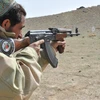 Một cảnh sát địa phương ở Afghanistan sử dụng súng AK-47 trong huấn luyện. (Nguồn: commons.wikimedia.org)