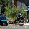 Cảnh sát điều tra hiện trường một vụ đánh bom bằng xe môtô ở Narathiwat hôm 12/12. (Nguồn: AFP)