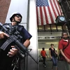 Cảnh sát vũ trang Mỹ đứng gác tại một địa điểm đông người ở New York. (Nguồn: Reuters)