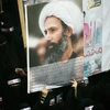 Một người biểu tình chống chính phủ Saudi Arabia cầm ảnh của giáo sỹ Nimr al-Nimr. (Nguồn: AP)