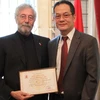 Đại sứ Nguyễn Đình Thao trao giấy chứng nhận Tấm lòng vàng của Hội nạn nhân chất độc da cam/dioxin cho ông Oscar Alberto Goldadler. (Ảnh: Diệu Hương/Vietnam+) 