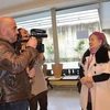 Bà Trần Tố Nga (phải) trả lời phỏng vấn báo chí Pháp. (Ảnh: Bích Hà/Vietnam+)