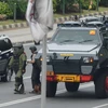 Cảnh sát mặc đổ chống bom tiền hành ra phá bom tại một điểm bị đặt bom ở Jakarta sáng 14/1. (Nguồn: AFP)