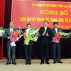 Ông Đỗ Ngọc An, Chủ tịch Ủy ban Nhân dân tỉnh Lai Châu trao quyết định, chúc mừng các công chức được bổ nhiệm lại. (Ảnh: Nguyễn Công Hải/TTXVN)