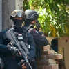 Cảnh sát đặc nhiệm Indonesia đột kích căn nhà của nghi can vụ tấn công khủng bố Jakarta, tại Cirebon, phía tây đảo Java ngày 15/1. (Nguồn: AFP/TTXVN)