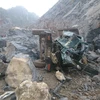 Chiếc xe ôtô để vận chuyển đá bị bẹp dúm tại hiện trường vụ sập mỏ đá ở thôn Đông Sơn, xã Yên Lâm, huyện Yên Định. (Ảnh: Hưng-Tư/TTXVN)