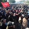 Cảnh sát Tunisia biểu tình bên ngoài Dinh Tổng thống đòi tăng lương hôm 25/1. (Nguồn: AFP)