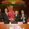 Các đại biểu Hội nghị lần thứ nhất Ban Chấp hành Trung ương Đảng khoá XII chúc mừng đồng chí Nguyễn Phú Trọng được tín nhiệm bầu làm Tổng Bí thư. (Nguồn: TTXVN) 