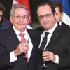 Tổng thống Pháp Francois Hollande (phải) và Chủ tịch Cuba Raul Castro (trái) tại tiệc chiêu đãi ở điện Elysee, ngày 1/2. (Nguồn: AFP) 