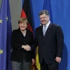 Thủ tướng Đức Angela Merkel và Tổng thống Ukraine Petro Poroshenko. (Ảnh: Mạnh Hùng/Vietnam+)