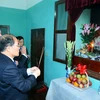 Chủ tịch Quốc hội Nguyễn Sinh Hùng dâng hương tưởng niệm Bác Hồ tại Nhà 67 ở Khu di tích Chủ tịch Hồ Chí Minh trong Phủ Chủ tịch. (Ảnh: Nhan Sáng/TTXVN)