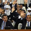 Lãnh đạo các phe nhóm ở Quốc hội Algeria biểu quyết thông qua gói cải cách Hiến pháp, trong phiên họp ngày 7/2. (Nguồn: AFP)