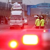 Xe chở tài sản của Hàn Quốc khỏi khu công nghiệp Kaesong về đến trạm kiểm soát của Hàn Quốc, ngày 11/2. (Nguồn: AFP)