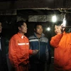Công nhân điện lực Lai Châu lắp mới bóng đèn cho các hộ dân vùng cao Lai Châu. (Ảnh: Nguyễn Duy/TTXVN)