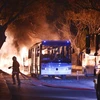 Lực lượng cứu hỏa nỗ lực dập tắt đám cháy do vụ đánh bom xe gây ra. (Nguồn: AP)