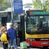 Hành khách đi xe buýt ở Hà Nội. (Ảnh: Huy Hùng/TTXVN)