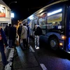 Cảnh sát Bỉ đứng kiểm soát hành khách đi xe buýt từ Pháp đến Bỉ ở Adinkerke, ngày 23/2. (Nguồn: AFP)