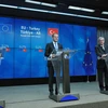 Từ trái qua: Thủ tướng Thổ Nhĩ Kỳ Ahmet Davutoglu, Chủ tịch ​EU Donald Tusk, Chủ tịch EC Jean-Claude Juncker tại buổi họp báo, sáng sớm 8/3 (theo giờ Việt Nam). (Ảnh: Hương Giang/TTXVN)