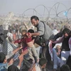 Người tị nạn Syria vượt biên giới vào Thổ Nhĩ Kỳ. (Nguồn: AP)