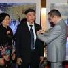 Đại sứ Pháp tại Việt Nam Jean-Noёl Poirier trao tặng Huân chương Văn học và Nghệ thuật của Pháp cho ông Phạm Thế Khang, Nguyên Giám đốc thư viện Quốc gia Việt Nam. (Ảnh: Minh Hải/Vietnam+)