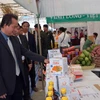 Quốc vụ khanh Bộ Thương mại Campuchia Chhuon Dara ( trái) thăm gian hàng của tỉnh Vĩnh Long trong buổi khai mạc Hội chợ ngày 15/9. (Ảnh: Xuân Khu/Vietnam+)