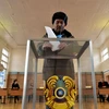 Cử tri Kazakhstan bỏ phiếu tại một địa điểm bầu cử ở thành phố Baikonur. (Nguồn: AFP/TTXVN)