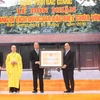 Phó Thủ tướng Chính phủ Nguyễn Xuân Phúc trao bằng công nhận Chùa Vĩnh nghiêm là di tích Quốc gia đặc biệt cho tỉnh Bắc Giang. (Ảnh: Đồng Thúy/TTXVN)