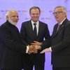 Thủ tướng Ấn Độ Narendra Modi bắt tay các lãnh đạo EU. (Nguồn: AFP)