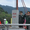 Hai Bộ trưởng Quốc phòng tiến hành nghi lễ chào Cột mốc 1223 tại Cửa khẩu Chi Ma. (Ảnh: Trọng Đức/TTXVN)