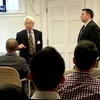 Tiến sỹ Tạ Văn Tài, Trường luật Harvard và chuyên gia cấp cao của Viện chính sách Trung Quốc, Harry J. Kazianis trong buổi thảo luận tại hội thảo. (Ảnh: Hữu Hoàng/Vietnam+)