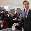 Thủ tướng Hà Lan Mark Rutte đi bỏ phiếu trưng cầu ý dân về phê chuẩn hiệp định liên kết EU-Ukraine. (Nguồn: Reuters)