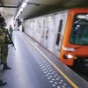 Binh sỹ Bỉ đứng gác ở một trạm tàu điện ngầm ở Brussels. (Nguồn: Reuters)