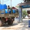 Xe chở nước của Lữ đoàn 950 (Quân khu 9) vận chuyển, cung cấp nước sinh hoạt cho người dân tại xã Gành Dầu (Phú Quốc) vào trưa ngày 31/3. (Ảnh: Nhu Giang/Vietnam+)