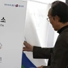 Cử tri Hàn Quốc đi bỏ phiếu bầu Quốc hội mới. (Nguồn: EPA)