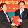 Ông Phạm Minh Chính (bên trái) trao quyết định của Bộ Chính trị phân công ông Nguyễn Đắc Vinh giữ chức Bí thư Tỉnh ủy Nghệ An. (Ảnh: Tá Chuyên/TTXVN)