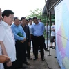 Phó Thủ tướng Trịnh Đình Dũng khảo sát sơ đồ hệ thống cống đập của tỉnh Sóc Trăng. (Ảnh: Trung Hiếu/TTXVN)
