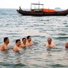 Lãnh đạo Hà Tĩnh tắm biển Thiên Cầm cùng khách du lịch