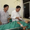 Ông Nguyễn Bốn (thứ hai từ phải sang), Chủ tịch Ủy ban Nhân dân tỉnh Đắk Nông, Trưởng Ban An toàn giao thông tỉnh thăm hỏi, động viên các nạn nhân. (Ảnh: Anh Dũng/TTXVN)
