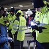 Nhân viên an ninh kiểm tra thẻ căn cước hành khách ở ga tàu ở sân bay quốc tế Copenhagen, Đan Mạch. (Nguồn: AP)