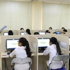 Giám thị phổ biến quy chế thi cho thí sinh trước giờ làm bài thi đánh giá năng lực môn Ngoại ngữ trên máy tính tại Đại học Quốc gia Hà Nội, sáng 5/5. (Ảnh: Quý Trung/TTXVN)