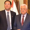 Đại sứ Đỗ Hoàng Long và Tổng thống Mahmoud Abbas tại lễ trình Thư ủy nhiệm. (Ảnh: Nguyễn Trường/TTXVN)