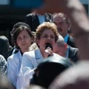 Tổng thống Brazil Dilma Rousseff phát biểu trước đám đông người ủng hộ trước dinh thự Tổng thống, ngày 12/5. (Nguồn: AFP)
