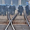 Cảnh sát Italy được triển khai tại nhà ga tàu hỏa tại cửa khẩu Brenner xung đột với người biểu tình bạo động phản đối việc kiểm soát biên giới của Áo ngày 7/5. (Nguồn: AFP/TTXVN) 