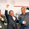 Bệnh nhân Maximino (ngoài cùng bên phải) tươi cười sau ca ghép tay. (Nguồn: cronica.com.mx)