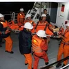 Nhân viên cứu hộ tàu SAR 412 cứu hộ, đưa một ngư dân bị nạn trên biển vào đất liền. (Ảnh: Trần Lê Lâm/TTXVN)