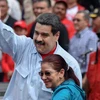 Tổng thống Venezuela Nicolas Maduro (trái) tham gia tuần hành cùng người dân tại thủ đô Caracas ngày 31/5. (Nguồn: AFP/TTXVN)